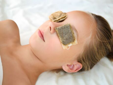 ডার্ক সার্কেল হ্রাসের কার্যকর ঘরোয়া টিপস – Natural Eye Care Guide 2 Green tea bags to reduce dark circles