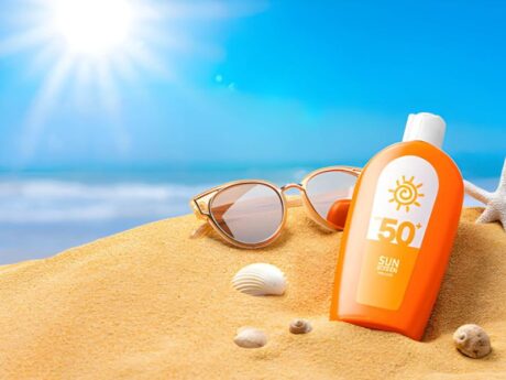 ঘরের ভিতরেও সানস্ক্রিন ব্যবহার কেন জরুরি? জানতে হবে সব সময় 1 ঘরের ভিতরেও সানস্ক্রিন ব্যবহার কেন জরুরি? জানতে হবে সব সময়